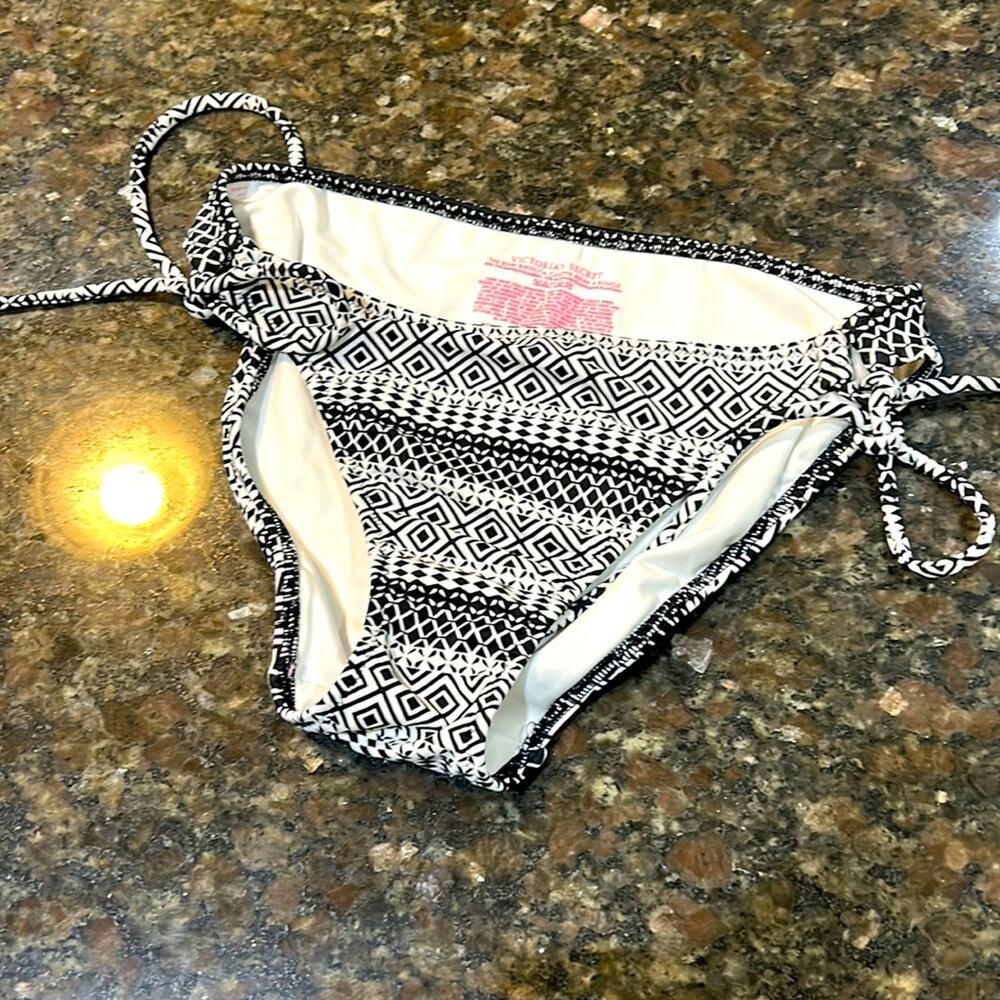 Victoria’s Secret The Bow bikini bottom Small